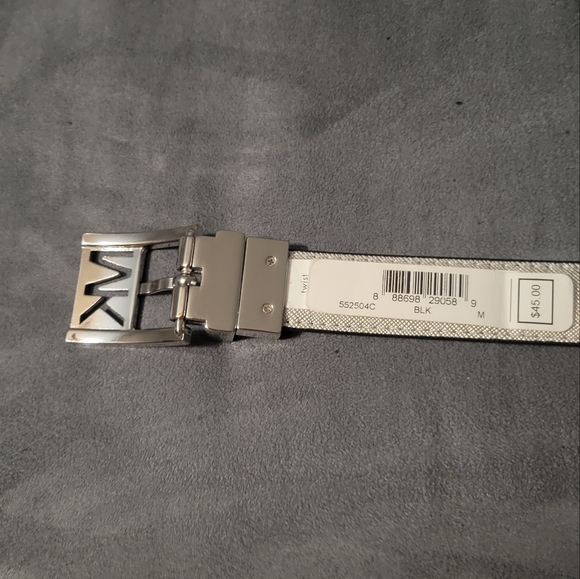 2/$30 🍄 Michael Kors Black and Silver Reversible Belt M - Picture 4 of 7